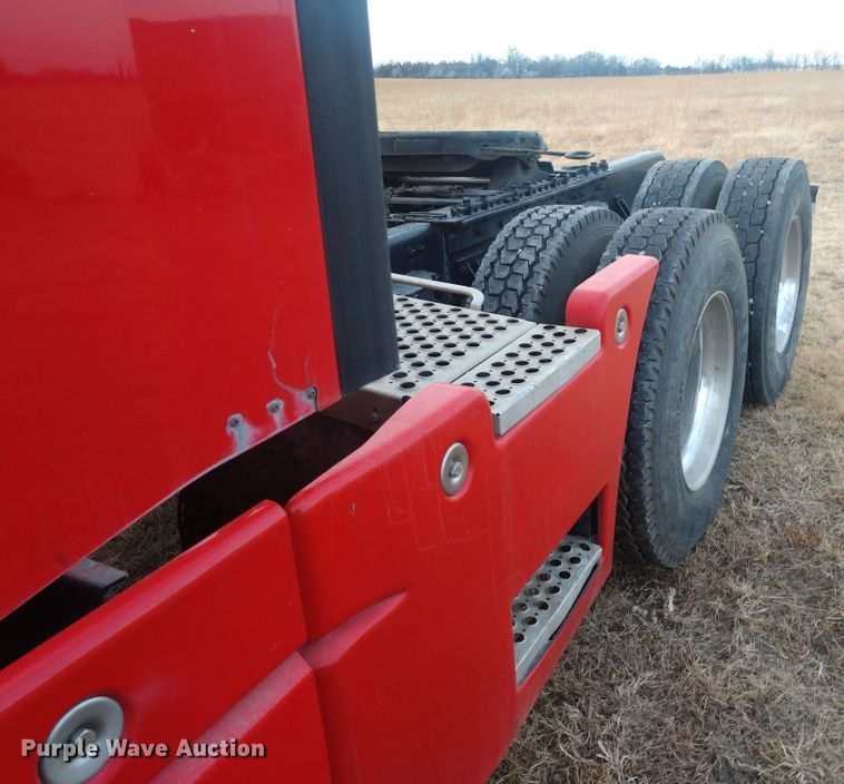 image for item H1247 2006 Kenworth T600 semi truck