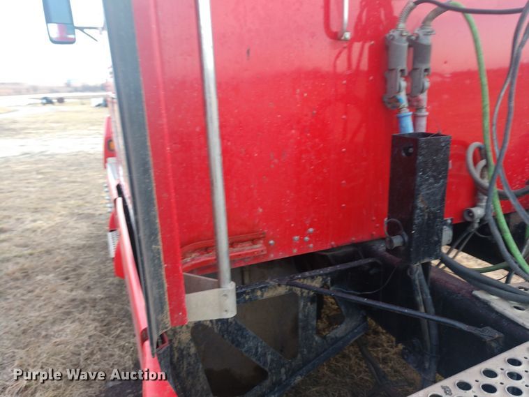 image for item H1247 2006 Kenworth T600 semi truck