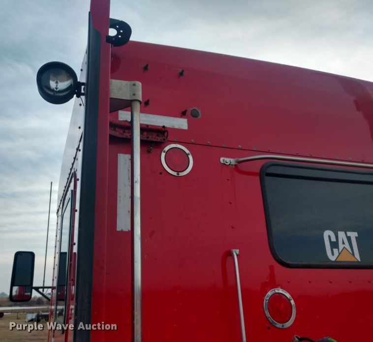 image for item H1247 2006 Kenworth T600 semi truck