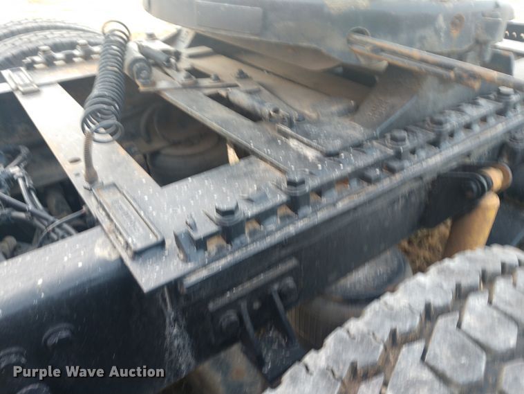 image for item H1247 2006 Kenworth T600 semi truck