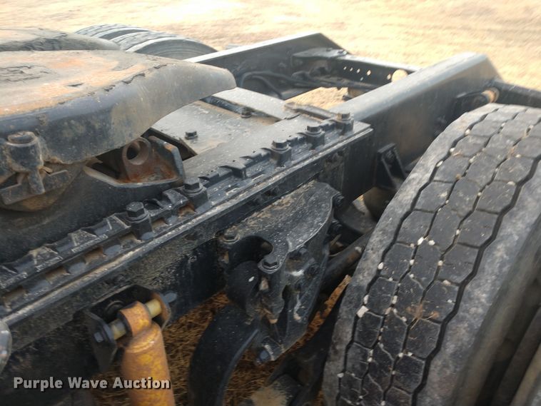 image for item H1247 2006 Kenworth T600 semi truck