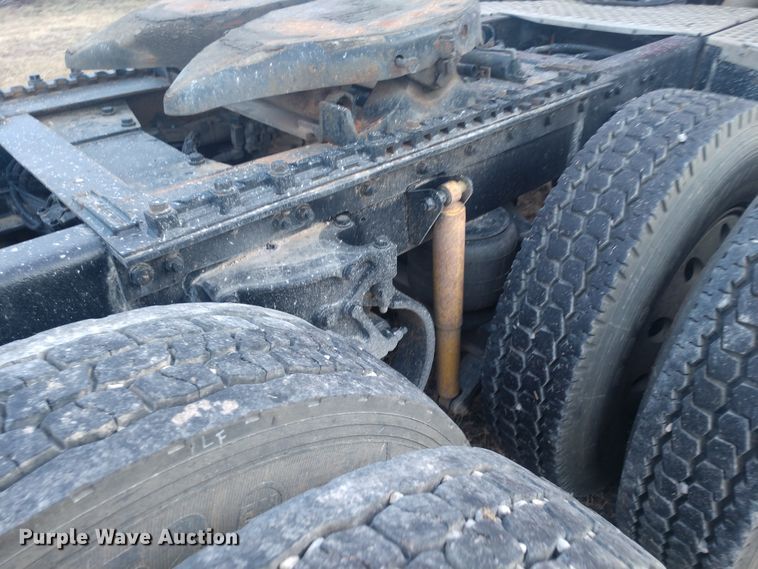 image for item H1247 2006 Kenworth T600 semi truck