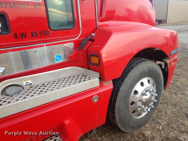 image for item H1247 2006 Kenworth T600 semi truck