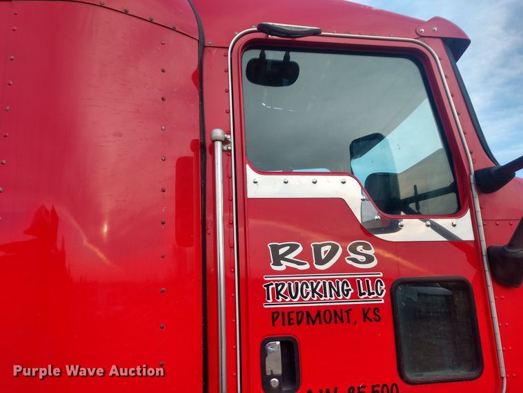 image for item H1247 2006 Kenworth T600 semi truck