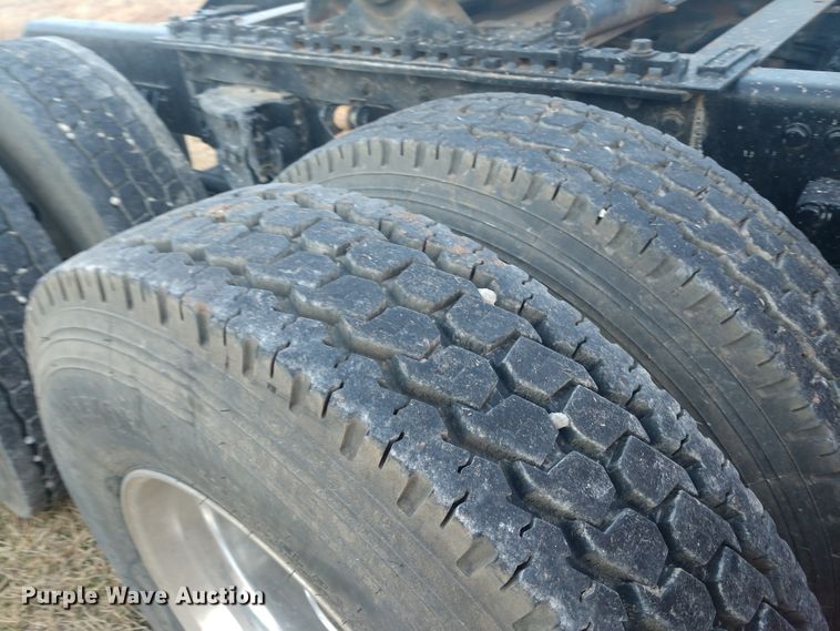 image for item H1247 2006 Kenworth T600 semi truck