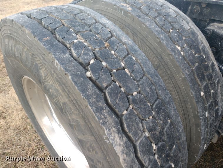 image for item H1247 2006 Kenworth T600 semi truck