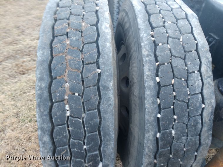 image for item H1247 2006 Kenworth T600 semi truck