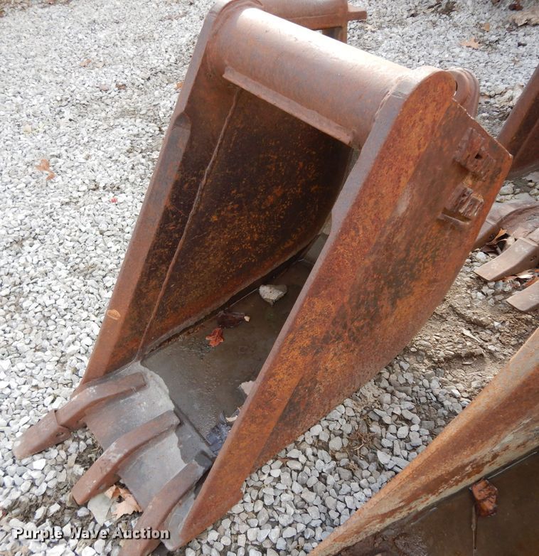Wain Roy 16"W backhoe bucket in Olathe, KS Item DE4216 sold Purple Wave