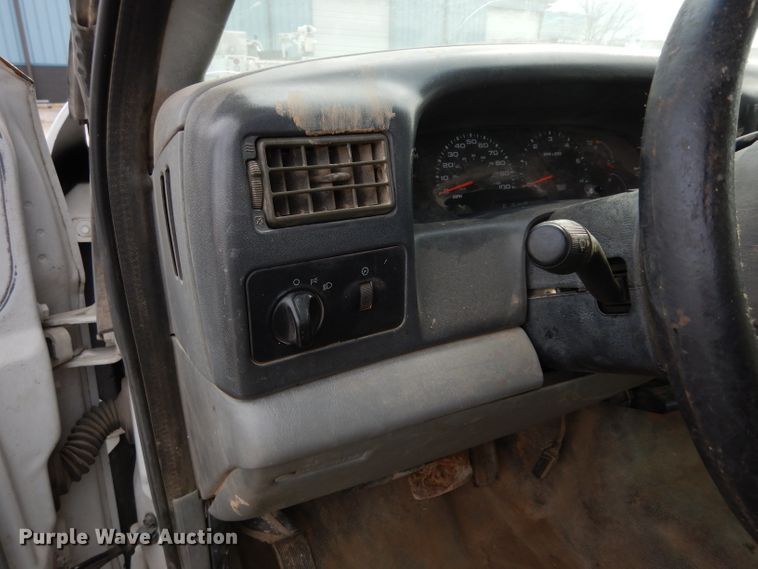 image for item DE4227 2003 Ford F250 Super Duty XL pickup truck