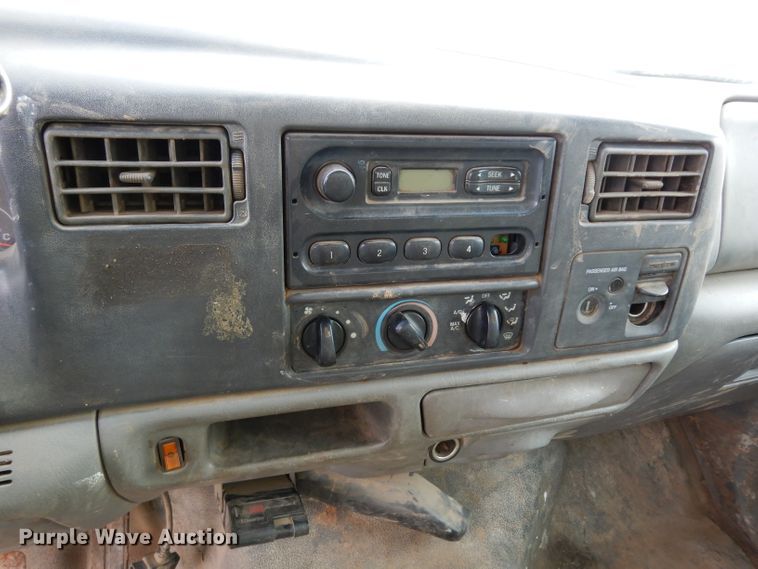 image for item DE4227 2003 Ford F250 Super Duty XL pickup truck