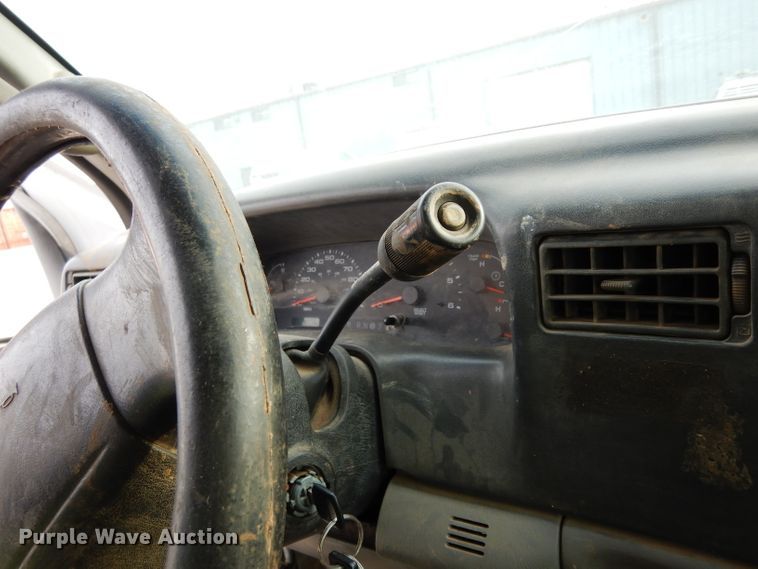 image for item DE4227 2003 Ford F250 Super Duty XL pickup truck