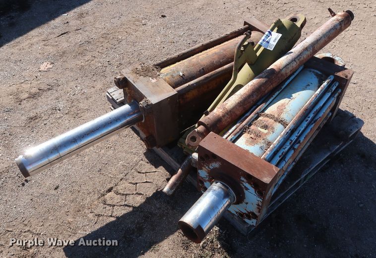 Hydraulic cylinders in Moore, OK Item DH0827 sold Purple Wave