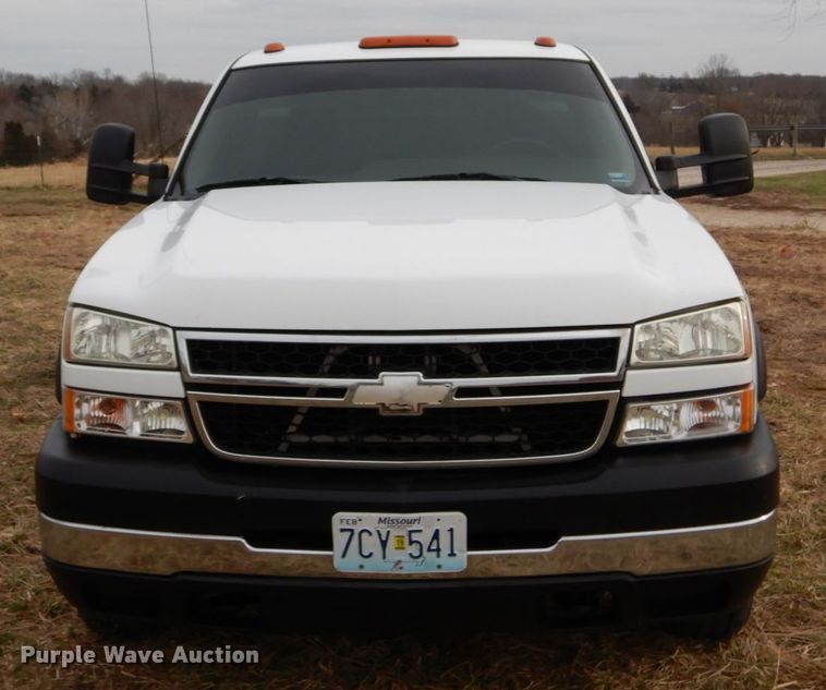 image for item DH5066 2007 Chevrolet Silverado 2500HD utility bed pickup truck