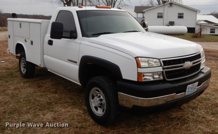 image for item DH5066 2007 Chevrolet Silverado 2500HD utility bed pickup truck