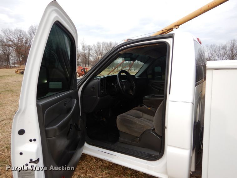 image for item DH5066 2007 Chevrolet Silverado 2500HD utility bed pickup truck