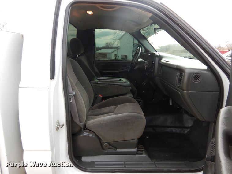 image for item DH5066 2007 Chevrolet Silverado 2500HD utility bed pickup truck