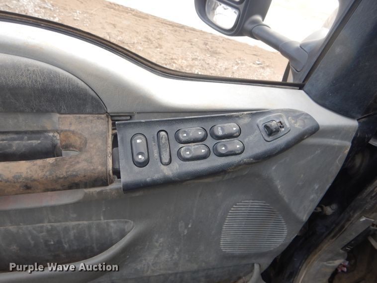 image for item DH6289 2005 Ford F450 Super Duty XLT Crew Cab truck cab and chassis