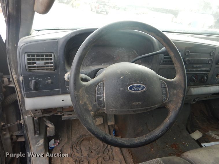 image for item DH6289 2005 Ford F450 Super Duty XLT Crew Cab truck cab and chassis