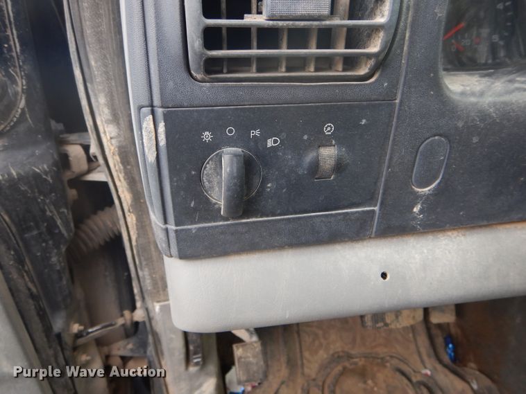 image for item DH6289 2005 Ford F450 Super Duty XLT Crew Cab truck cab and chassis