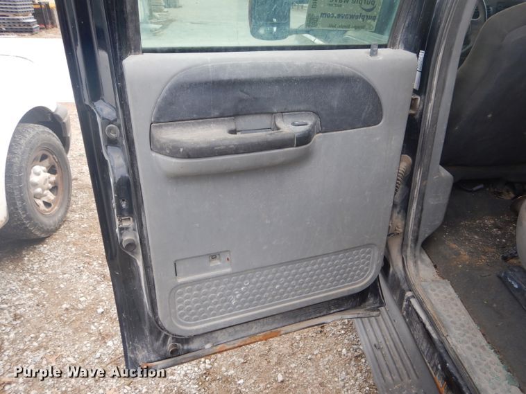 image for item DH6289 2005 Ford F450 Super Duty XLT Crew Cab truck cab and chassis