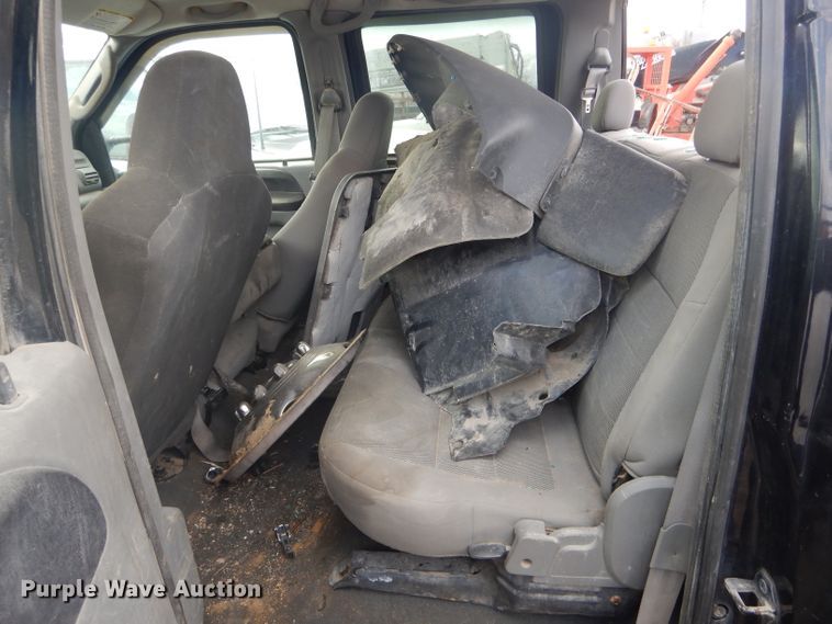 image for item DH6289 2005 Ford F450 Super Duty XLT Crew Cab truck cab and chassis