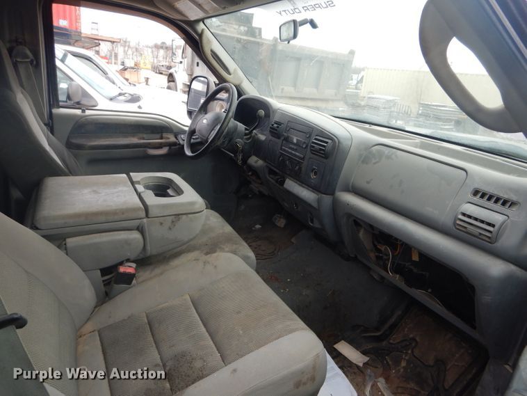 image for item DH6289 2005 Ford F450 Super Duty XLT Crew Cab truck cab and chassis