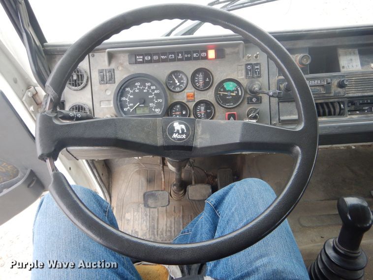 image for item DH6293 2000 Mack MS box truck