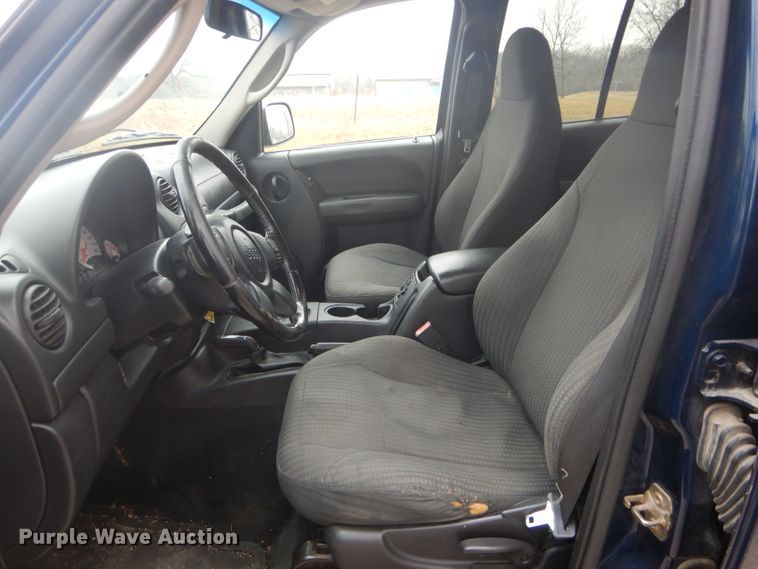 image for item DH6294 2004 Jeep Liberty SUV