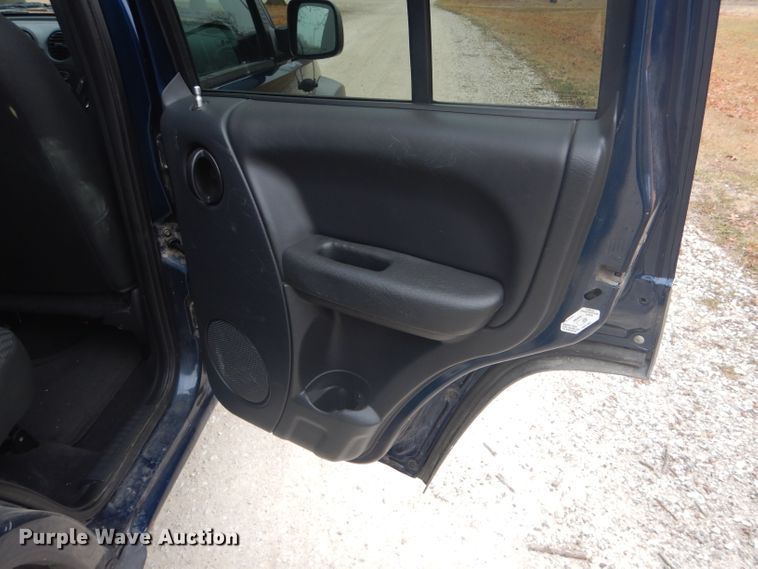 image for item DH6294 2004 Jeep Liberty SUV