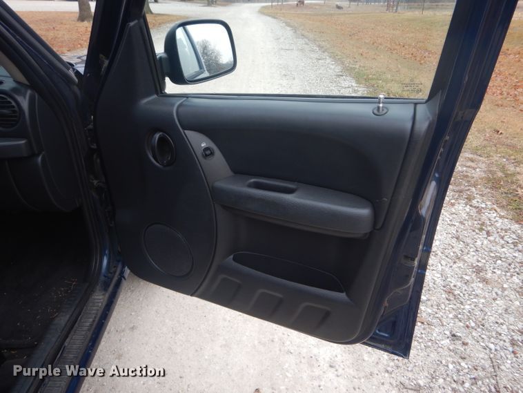 image for item DH6294 2004 Jeep Liberty SUV