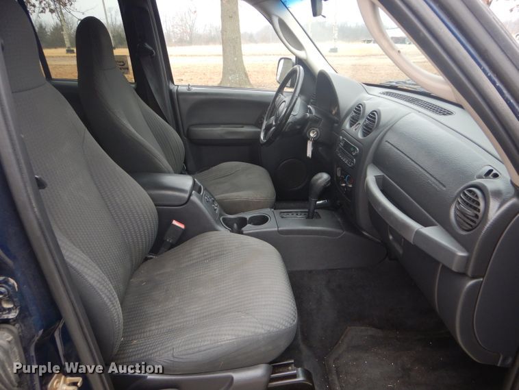 image for item DH6294 2004 Jeep Liberty SUV