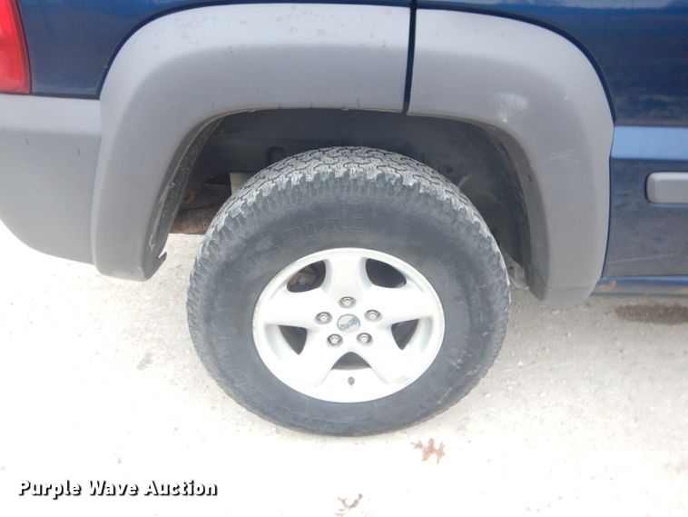 image for item DH6294 2004 Jeep Liberty SUV