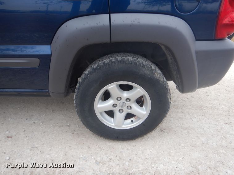 image for item DH6294 2004 Jeep Liberty SUV