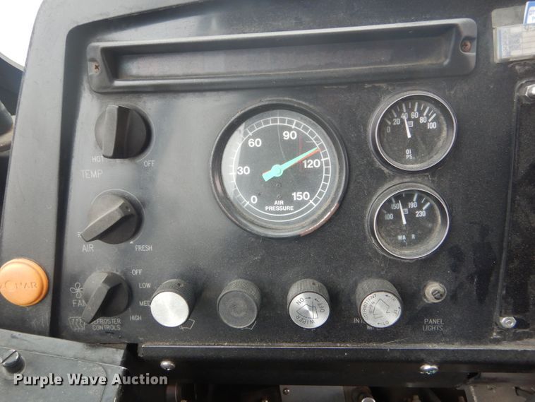 image for item DH6298 2001 New Flyer D40LF shuttle bus