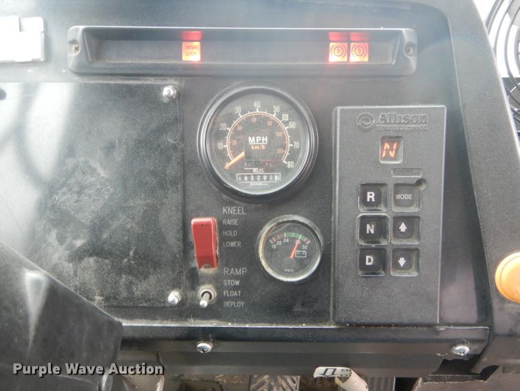 image for item DH6298 2001 New Flyer D40LF shuttle bus