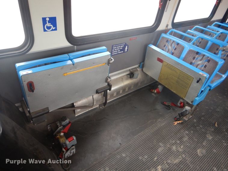 image for item DH6298 2001 New Flyer D40LF shuttle bus