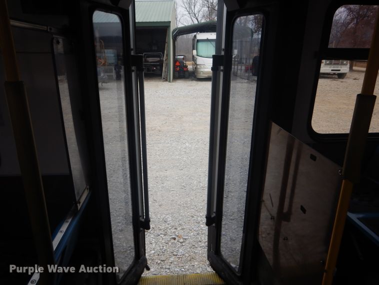 image for item DH6298 2001 New Flyer D40LF shuttle bus