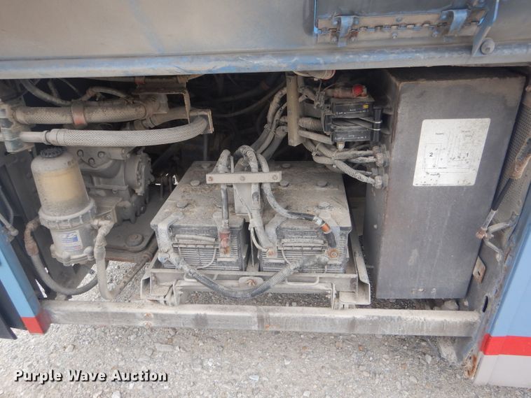 image for item DH6298 2001 New Flyer D40LF shuttle bus