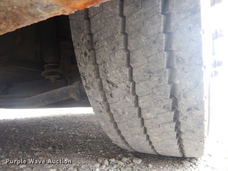 image for item DH6298 2001 New Flyer D40LF shuttle bus