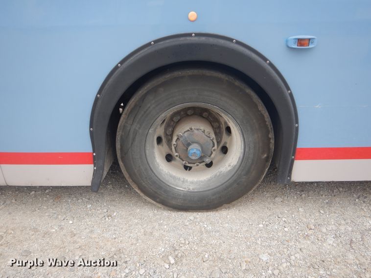 image for item DH6298 2001 New Flyer D40LF shuttle bus