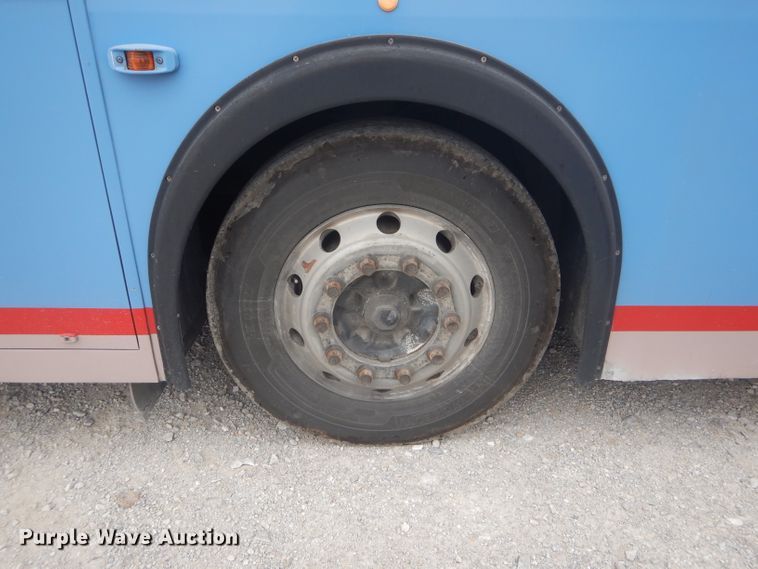 image for item DH6298 2001 New Flyer D40LF shuttle bus