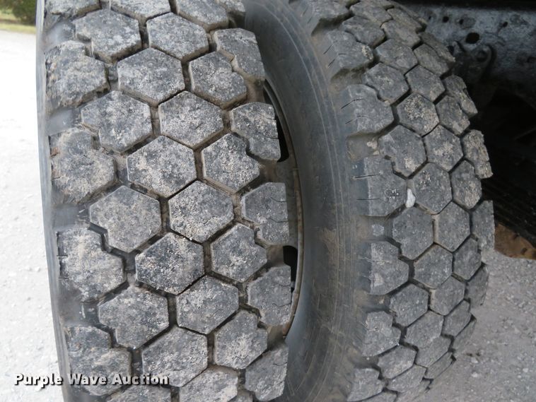 image for item DI2013 2000 Ford F550 Super Duty XL flatbed truck