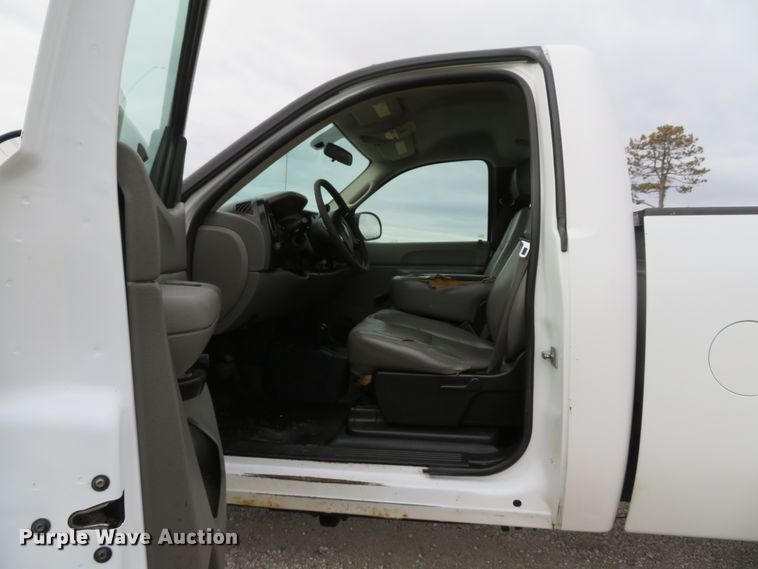 image for item DI2018 2007 Chevrolet Silverado 2500 pickup truck