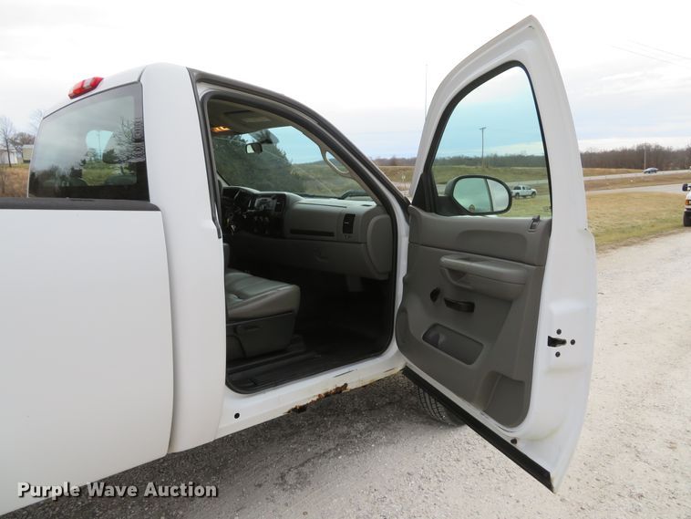 image for item DI2018 2007 Chevrolet Silverado 2500 pickup truck