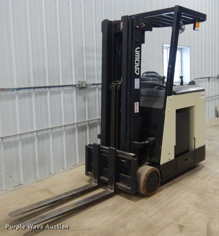 image for item FU9057 Crown RC-3020-30 forklift