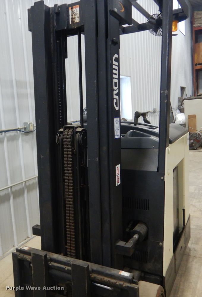 image for item FU9057 Crown RC-3020-30 forklift