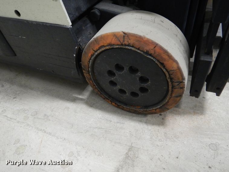 image for item FU9057 Crown RC-3020-30 forklift