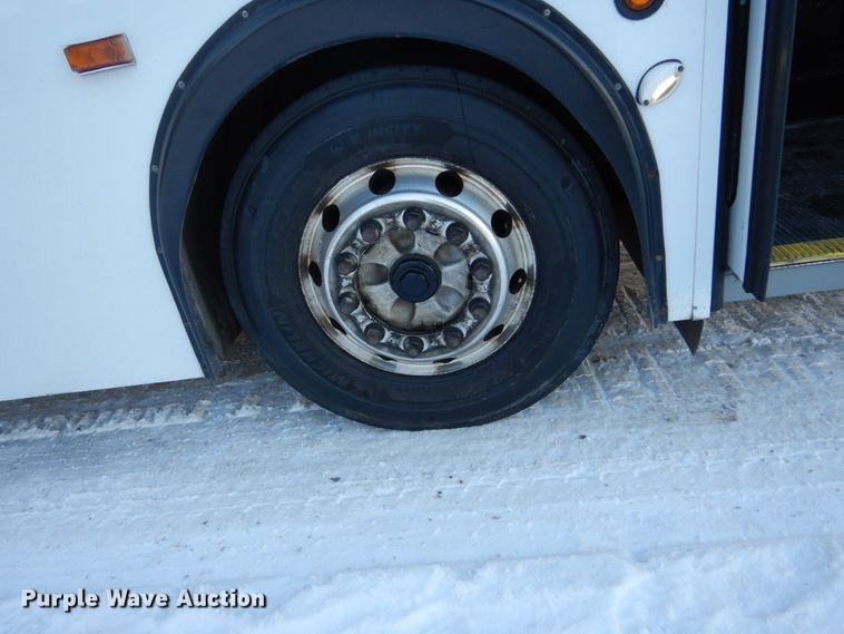 image for item FU9066 2006 New Flyer D40LF coach bus