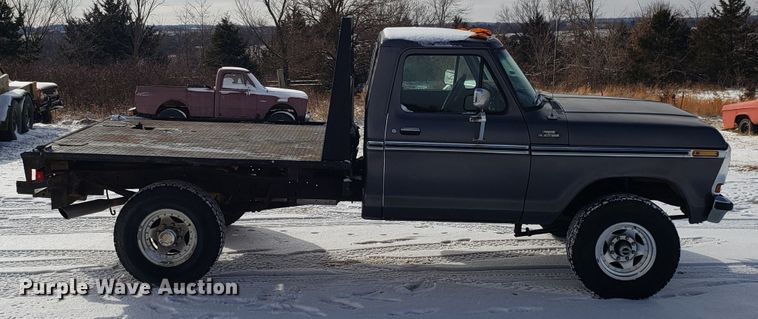image for item GA9456 1979 Ford F250 flatbed pickup truck