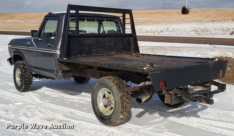 image for item GA9456 1979 Ford F250 flatbed pickup truck